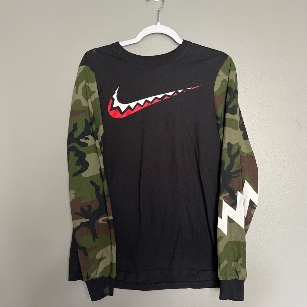Nike Men's Black and Green Camo Long Sleeve Tee